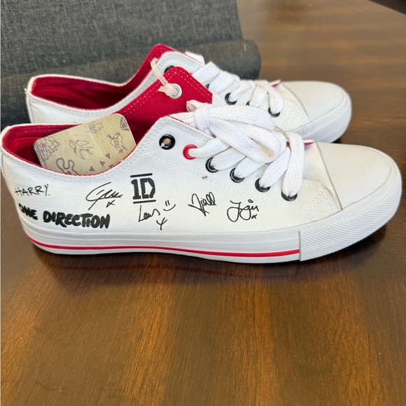 One Direction 1D canvas signed shoes size 8 - Picture 1 of 8